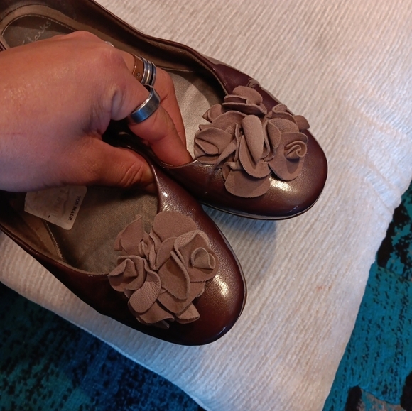 Clarks Women's Brown Flats with Floral Detail Size 9.5 Leather - Picture 4 of 6